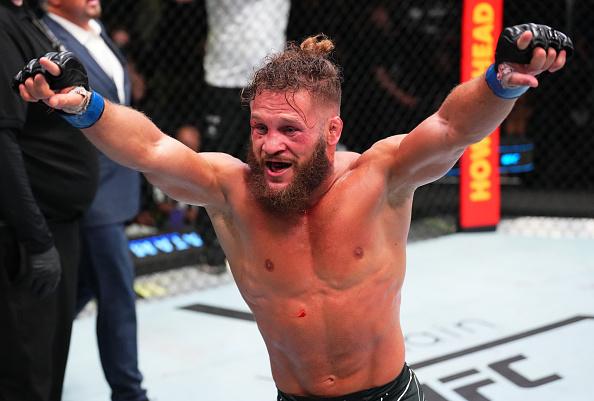 Rafael Fiziev comemora sua vitória no UFC Vegas 58. (Foto por Chris Unger/Zuffa LLC)