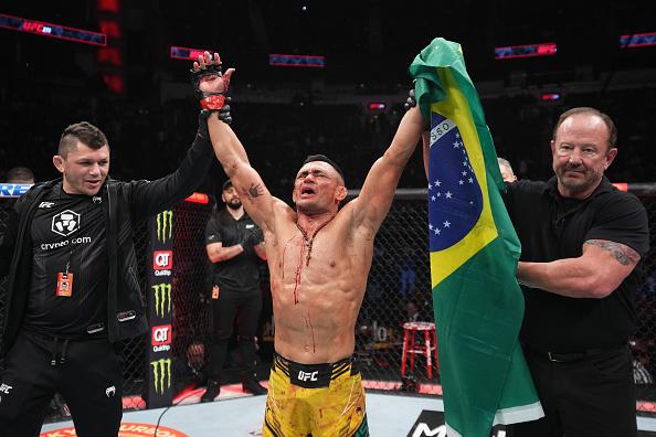 Douglas Silva comemora sua vitória no UFC 271. (Foto por Josh Hedges/Zuffa LLC)