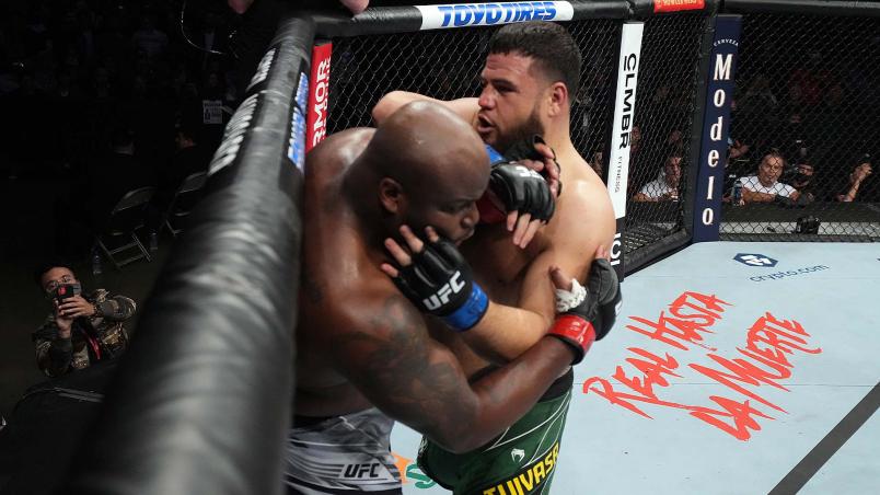 Tai Tuivasa e Derrick Lewis lutam no UFC 271 em Houston (Josh Hedges/Zuffa LLC)