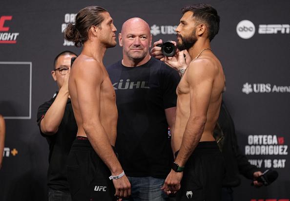 Brian Ortega e Yair Rodriguez fazem a encarada na Pesagem Cerimonial do UFC Long Island. (Foto por Jeff Bottari/Zuffa LLC)