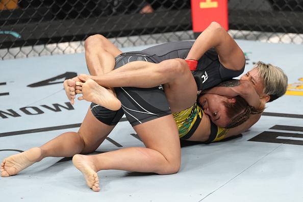 Amanda Lemos finaliza Michelle Waterson-Gomez no UFC Long Island. (Foto por Jeff Bottari/Zuffa LLC)