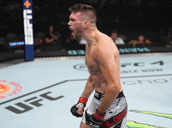 Bill Algeo comemora sua vitória no UFC Long Island. (Foto por Jeff Bottari/Zuffa LLC)