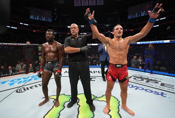 Dustin Stoltzfus comemora a vitória no UFC Long Island. (Foto por Jeff Bottari/Zuffa LLC)