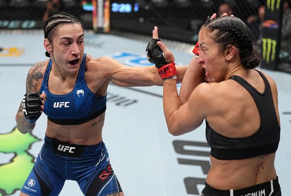 Emily Ducote golpeia Jessica Penne no UFC Long Island. (Foto por Jeff Bottari/Zuffa LLC)