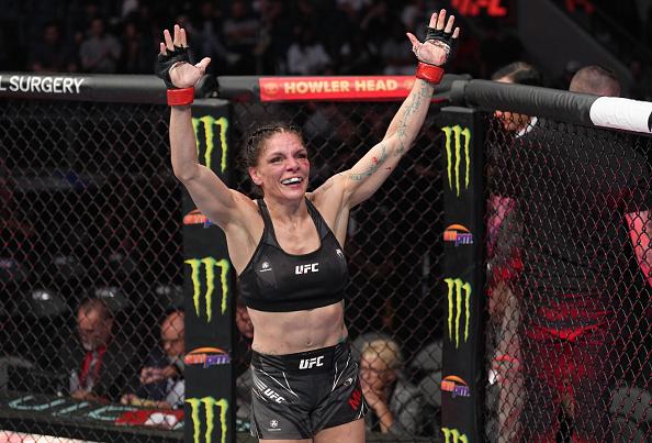 Lauren Murphy comemora a vitória no UFC Long Island. (Foto por Jeff Bottari/Zuffa LLC)