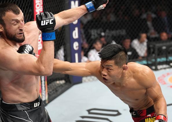 Li Jingliang golpeia Muslim Salikhov no UFC Long Island. (Foto por Jeff Bottari/Zuffa LLC)