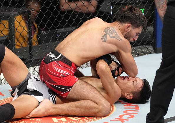 Matt Schnell acerta uma cotovelada em Su Mudaerji no UFC Long Island. (Foto por Jeff Bottari/Zuffa LLC)