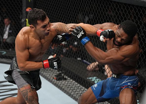 Punahele Soriano nocauteia Dalcha Lungiambula no UFC Long Island. (Foto por Jeff Bottari/Zuffa LLC)