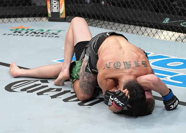 Ricky Simon finaliza Jack Shore no UFC Long Island. (Foto por Jeff Bottari/Zuffa LLC)