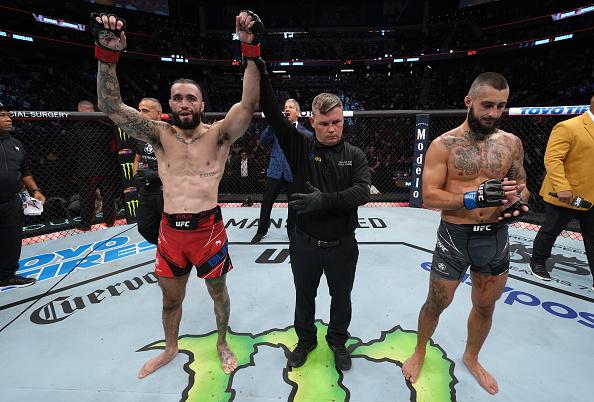 Shane Burgos comemora a vitória no UFC Long Island. (Foto por Jeff Bottari/Zuffa LLC)