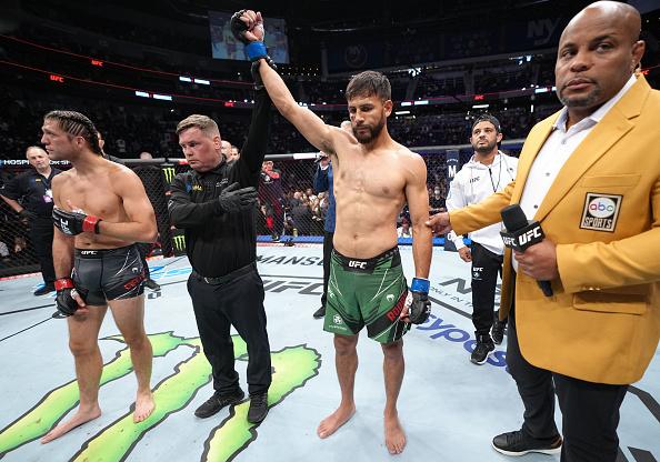 Yair Rodriguez comemora a sua vitória na luta principal do UFC Long Island. (Foto por Jeff Bottari/Zuffa LLC)