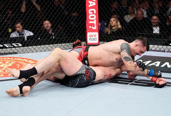 Tom Aspinall finaliza Alexander Volkov no UFC Londres. (Foto por Chris Unger/Zuffa LLC)