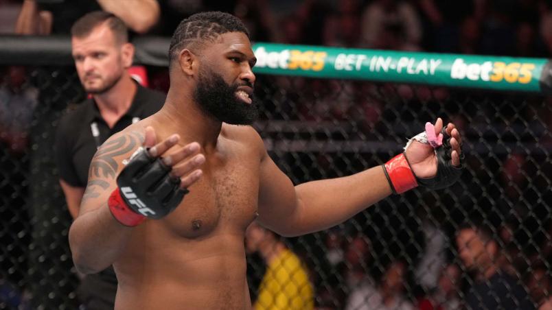 Curtis Blaydes reage após Tom Aspinall se lesionar na luta principal do UFC Londres em julho de 2022 (Jeff Bottari/Zuffa LLC)