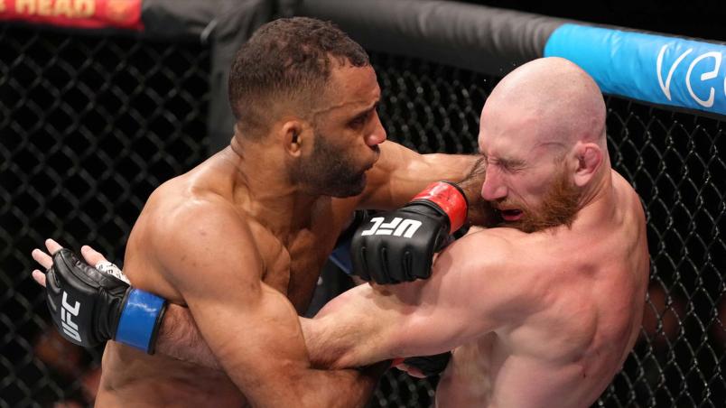 Jai Herbert aplica cotovelada em Kyle Nelson no UFC Londres em julho de 2022 (Jeff Bottari/Zuffa LLC)