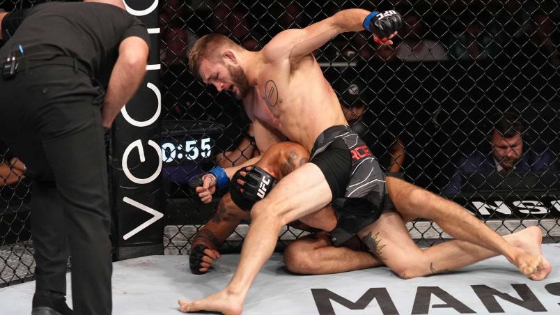 Jonathan Pearce golpeia Makwan Amirkhani no chão no UFC Londres em julho de 2022 (Jeff Bottari/Zuffa LLC)