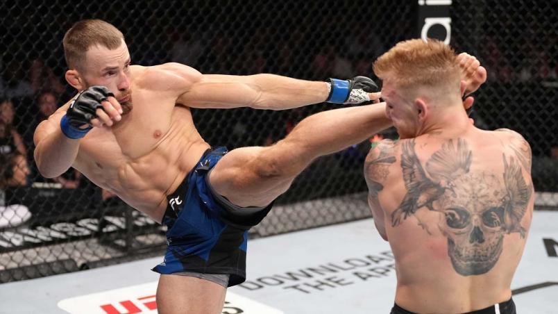 Ludovit Klein aplica chute na cabeça de Mason Jones no UFC Londres em julho de 2022 (Jeff Bottari/Zuffa LLC)