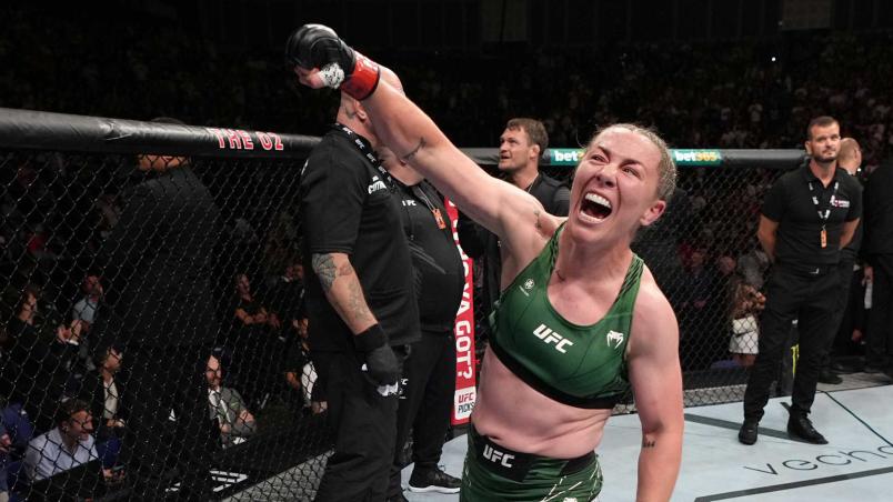 Molly McCann comemora após a vitória por nocaute sobre Hannah Goldy no UFC Londres em julho de 2022 (Jeff Bottari/Zuffa LLC)