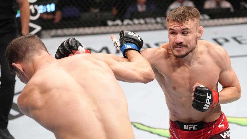 Nathaniel Wood golpeia Charles Rosa no UFC Londres em julho de 2022 (Jeff Bottari/Zuffa LLC)