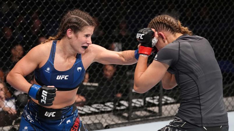 Victoria Leonardo golpeia Mandy Böhm no UFC Londres em julho de 2022 (Jeff Bottari/Zuffa LLC)