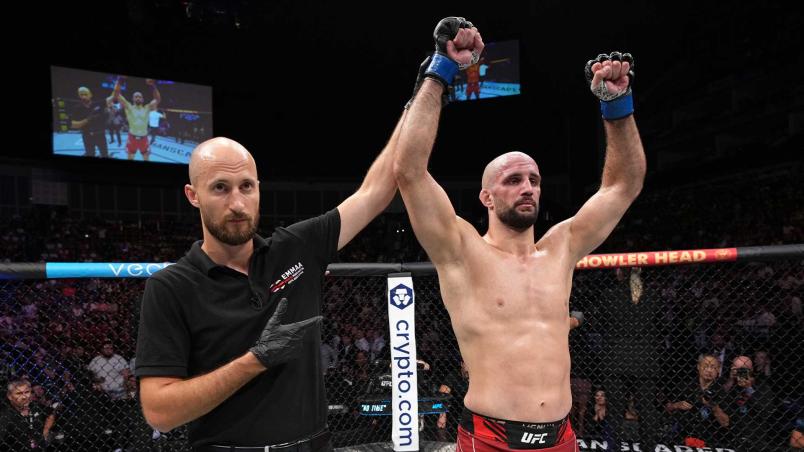 Volkan Oezdemir comemora ao ser declarado vencedor da luta contra Paul Craig no UFC Londres em julho de 2022 (Jeff Bottari/Zuffa LLC)