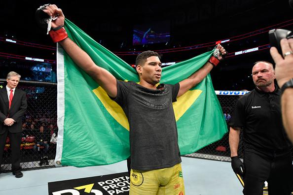 Herbert Burns comemora a vitória no UFC Raleigh. (Foto por Jeff Bottari/Zuffa LLC via Getty Images)