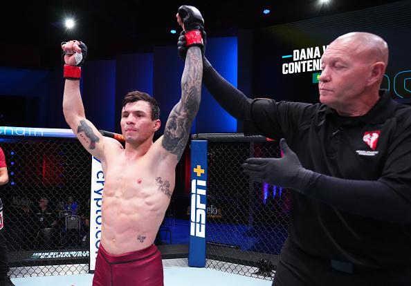 Alessandro Costa comemora a vitória no Dana White's Contender Series. (Foto por Chris Unger/Zuffa LLC)