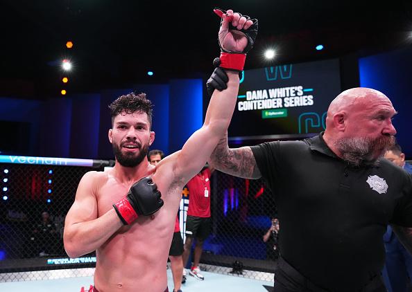 Dennis Buzukja comemora sua vitória no Dana White's Contender Series. (Foto por Chris Unger/Zuffa LLC)