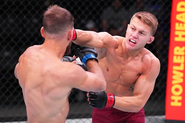 Francis Marshall golpeia Connor Matthews no Dana White's Contender Series. (Foto por Chris Unger/Zuffa LLC)