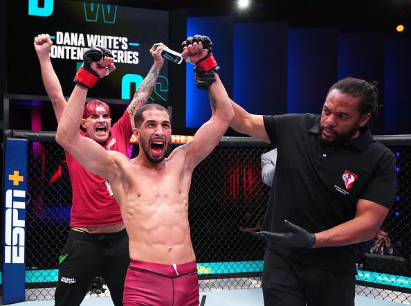 Vinicius Salvador comemora a vitória no Dana White's Contender Series. (Foto por Chris Unger/Zuffa LLC)