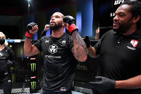 Thiago Marreta comemora sua vitória no UFC Vegas 38. (Foto por Jeff Bottari/Zuffa LLC)