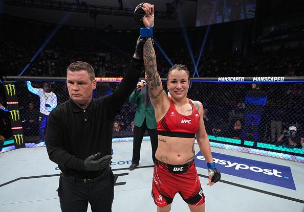Raquel Pennington comemora sua vitória no UFC 273. (Foto por Jeff Bottari/Zuffa LLC)