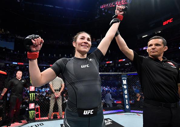 Irene Aldana comemora sua vitória no UFC 264. (Foto por Jeff Bottari/Zuffa LLC)