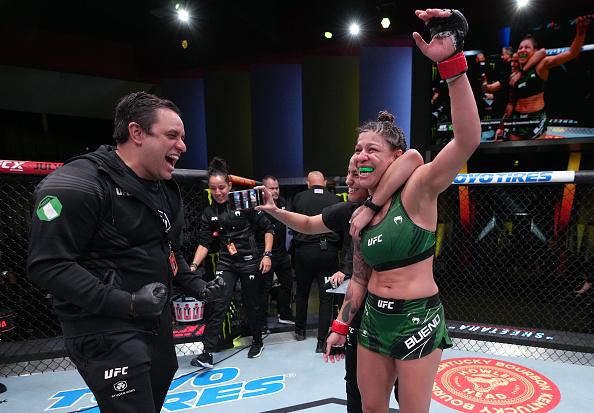 Mayra Sheetara comemora a vitória no UFC Vegas 51. (Foto por Jeff Bottari/Zuffa LLC)