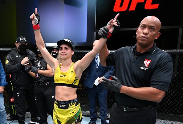 Ariane Lipski comemora sua vitória no UFC Vegas 37. (Foto por Jeff Bottari/Zuffa LLC)