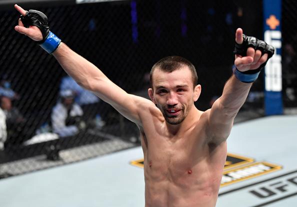 Askar Askarov comemora sua vitória no UFC Fight Island 2. (Foto por Jeff Bottari/Zuffa LLC via Getty Images)