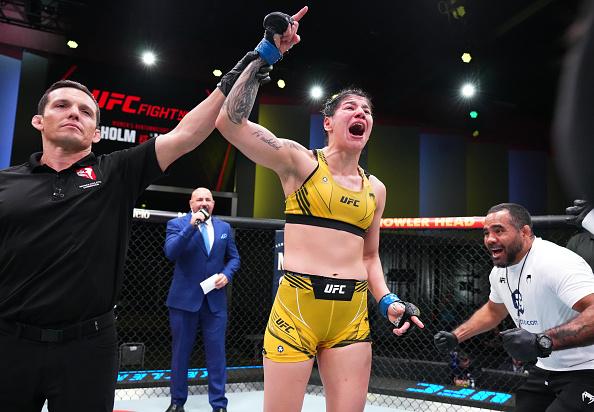 Ketlen Vieira comemora sua vitória no UFC Vegas 55. (Foto por Chris Unger/Zuffa LLC)