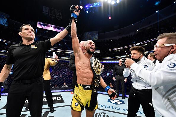Deiveson Figueiredo comemora sua vitória no UFC 270. (Foto por Chris Unger/Zuffa LLC)
