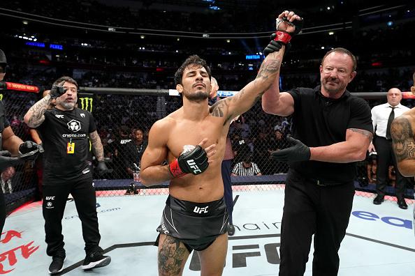 Alexandre Pantoja comemora sua vitória no UFC 277. (Foto por Josh Hedges/Zuffa LLC)