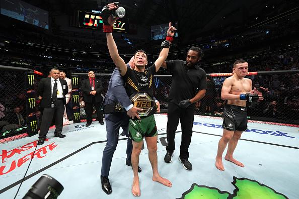 Brandon Moreno comemora a vitória no UFC 277. (Foto por Josh Hedges/Zuffa LLC)