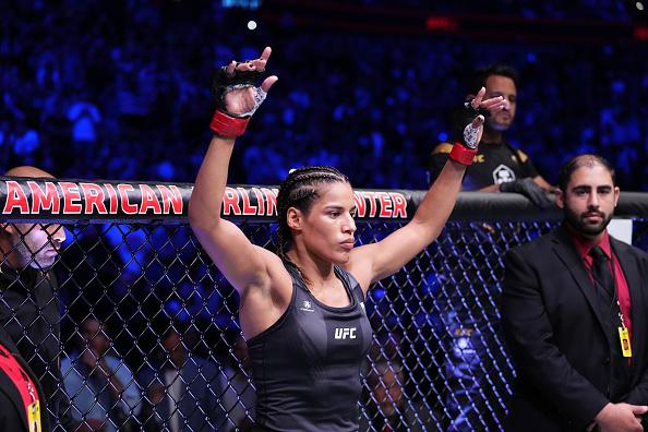 Julianna Peña no Octógono do UFC 277 para sua luta contra Amanda Nunes. (Foto por Josh Hedges/Zuffa LLC)