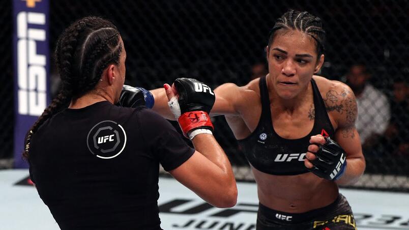 Viviane Araújo golpeia Roxanne Modafferi no UFC Fight Island 8. (Foto por Chris Unger/Zuffa LLC)