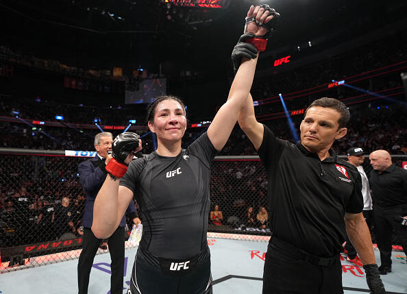 Irene Aldana comemora sua vitória no UFC 279. (Foto por Jeff Bottari/Zuffa LLC)