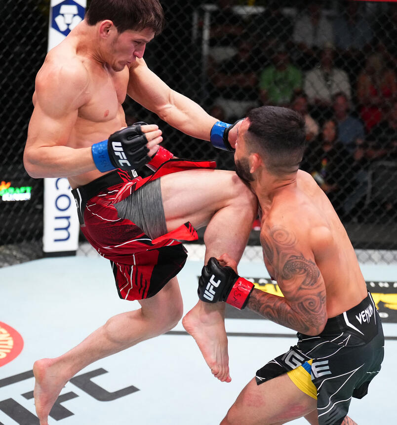 Movsar Evloev of Russia knees Dan Ige in a featherweight fight during the UFC Fight Night event at UFC APEX on June 04, 2022 in Las Vegas, Nevada. (Photo by Chris Unger/Zuffa LLC)