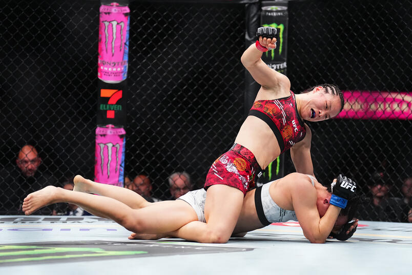 Zhang Weili golpeia Xiaonan Yan no UFC 300, em abril de 2024 (Chris Unger/Zuffa LLC)