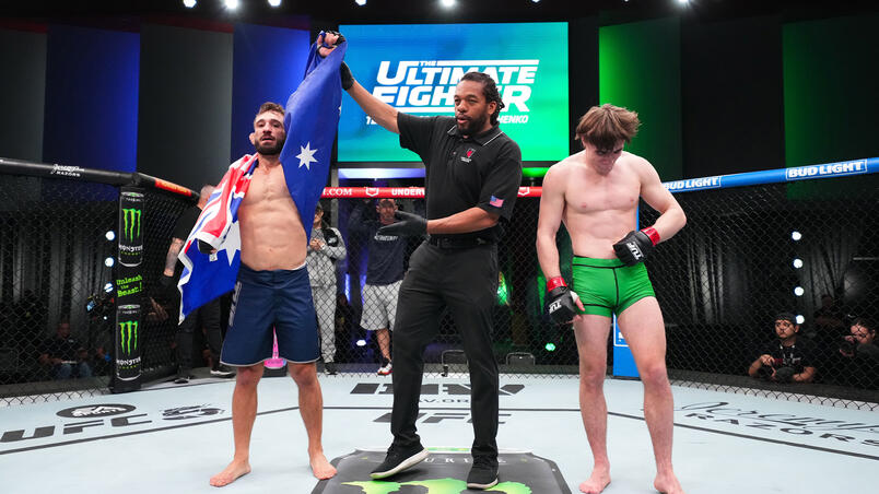 Kaan Ofli tem o braço erguido ao ser anunciado vencedor da luta com Nathan Fletcher no The Ultimate Fighter 32. (Chris Unger/Zuffa LLC)