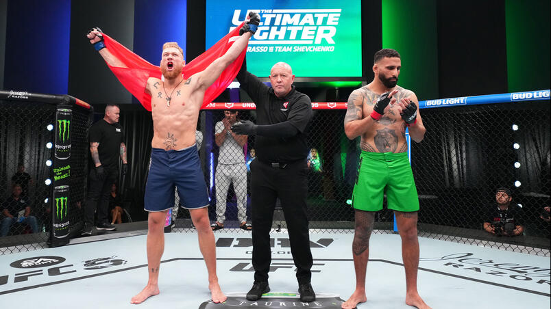 Robert Valentin comemora ao ser anunciado vencedor da luta com Giannis Bachar no The Ultimate Fighter 32, em 2024. (Chris Unger/Zuffa LLC)