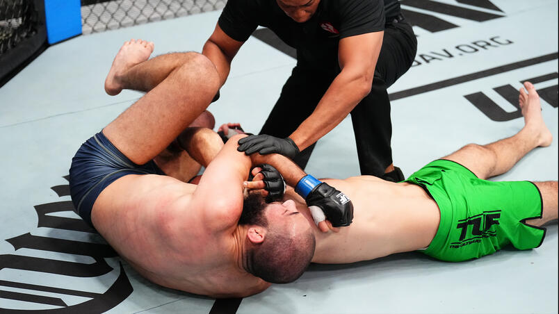 Omran Chaaban finaliza Shamidkhan Magomedov com um triângulo de mão no The Ultimate Fighter 32, em 2024. (Chris Unger/Zuffa LLC)