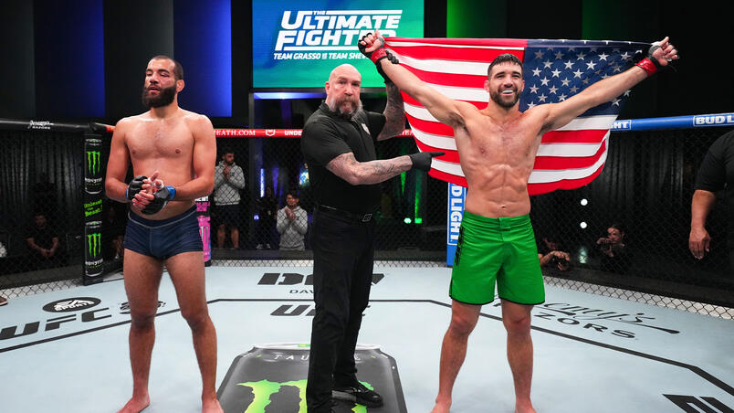 Ryan Loder tem o braço erguido ao ser anunciado vencedor da luta com Omran Chaaban no The Ultimate Fighter 32, em 2024. (Chris Unger/Zuffa LLC)