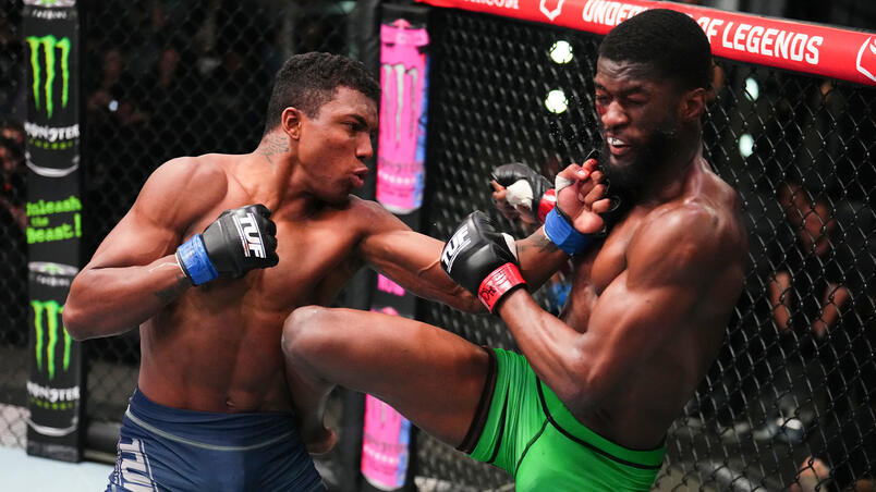O brasileiro Mairon Santos conecta um soco em Edwin Cooper Jr. em luta no The Ultimate Fighter 32, em 2024. (Chris Unger/Zuffa LLC)