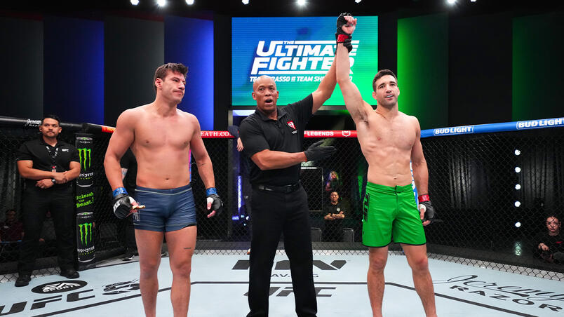 Ryan Loder tem o braço erguido ao ser anunciado vencedor da luta com Tom Theocharis no TUF 32, em 2024. (Chris Unger/Zuffa LLC)